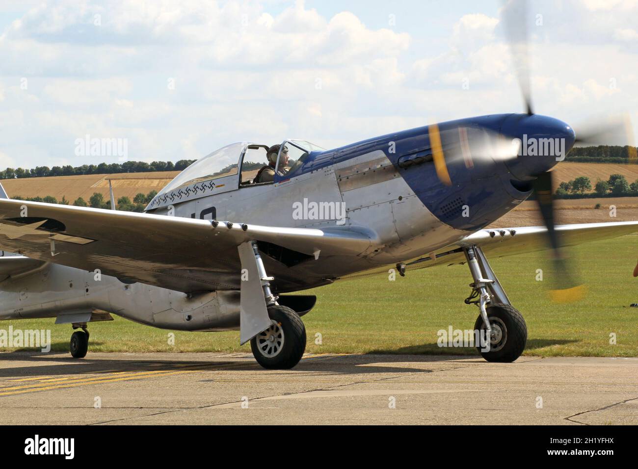 Vintage fighter p[Lane 'Miss Helen', P51D Mustang, tassando per il decollo a Duxford Airfield, Cambridgeshire Foto Stock