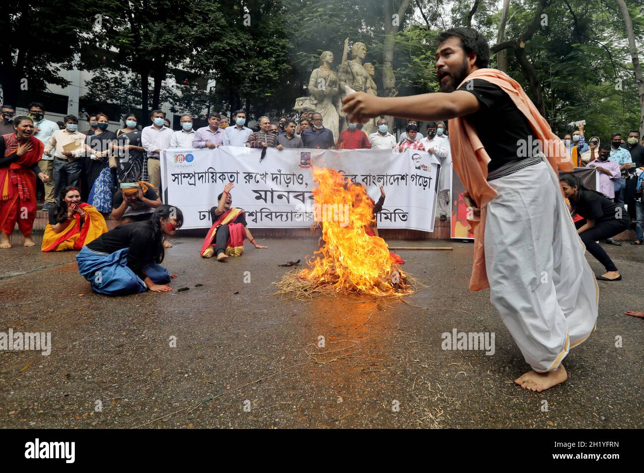 Dhaka, Bangladesh - 19 ottobre 2021: Il Dipartimento di studi teatrali e di performance dell'Università di Dhaka protesta contro gli attacchi e la tortura contro il seguente Foto Stock