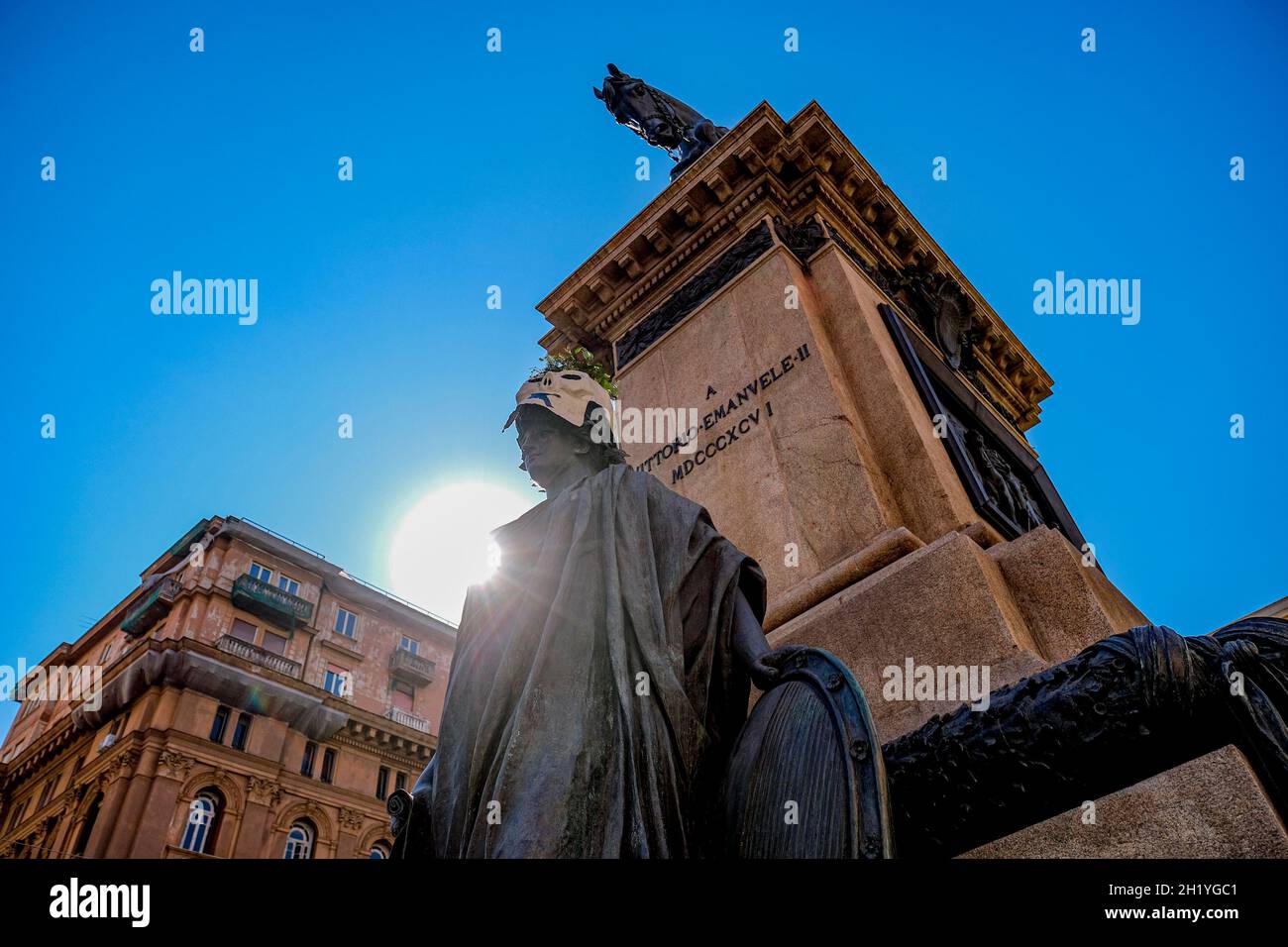 Protesta ambientalista nelle piazze di molte città italiane. Il blitz è stato eseguito dai membri della Ribellione di estensione, durante la notte, hanno preso di mira le statue delle maggiori città italiane maschere raffiguranti un cranio papier-mâché con una 'x' nera che copre la bocca sono stati collocati sui monumenti di napoli Foto Stock