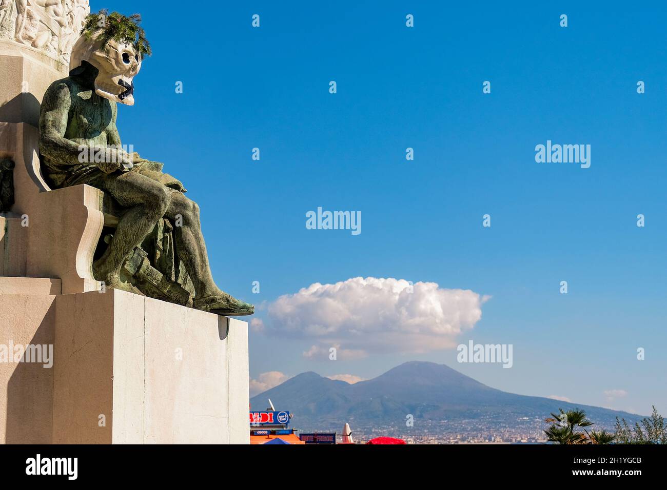 Protesta ambientalista nelle piazze di molte città italiane. Il blitz è stato eseguito dai membri della Ribellione di estensione, durante la notte, hanno preso di mira le statue delle maggiori città italiane maschere raffiguranti un cranio papier-mâché con una 'x' nera che copre la bocca sono stati collocati sui monumenti di napoli Foto Stock