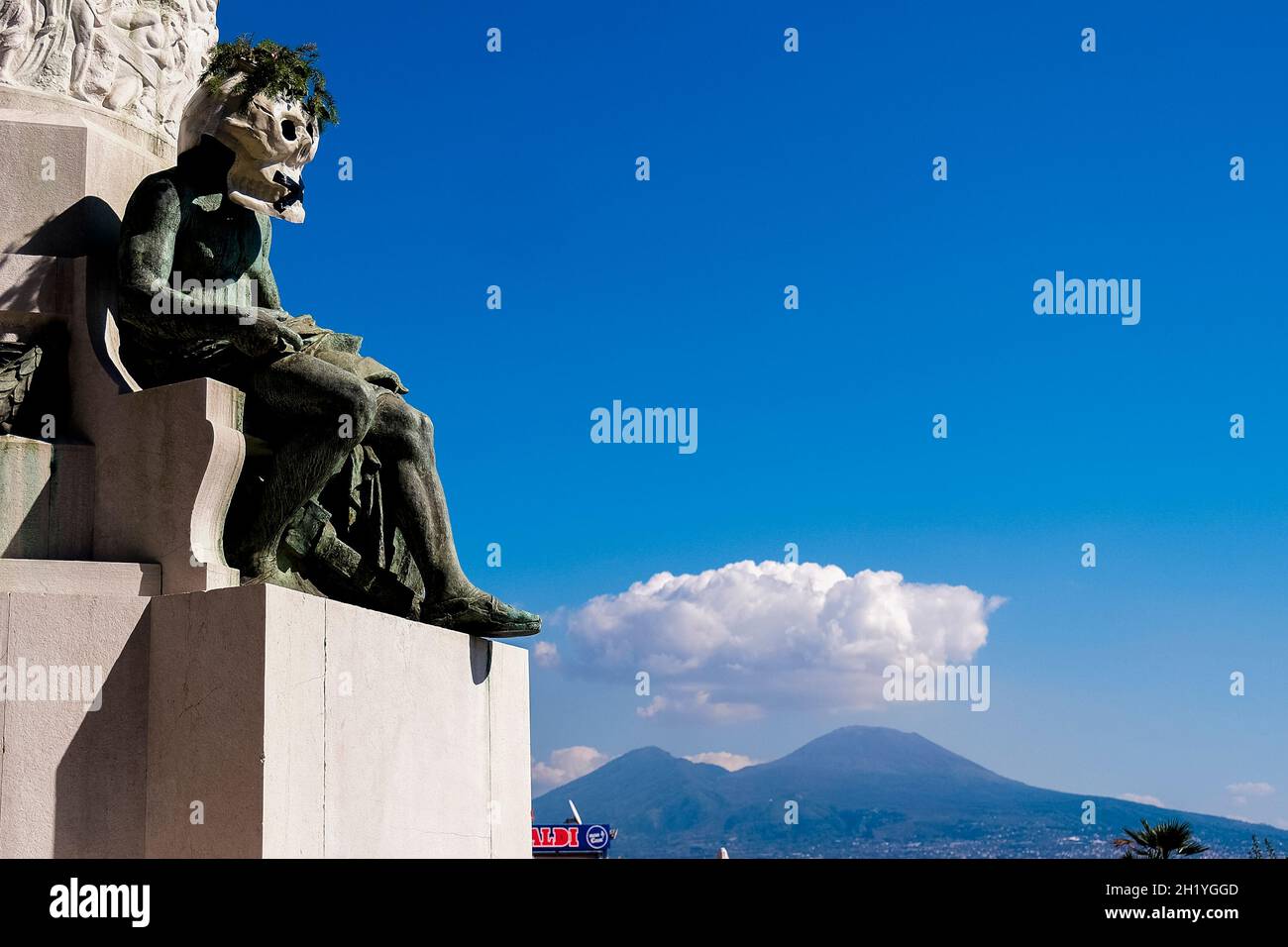 Protesta ambientalista nelle piazze di molte città italiane. Il blitz è stato eseguito dai membri della Ribellione di estensione, durante la notte, hanno preso di mira le statue delle maggiori città italiane maschere raffiguranti un cranio papier-mâché con una 'x' nera che copre la bocca sono stati collocati sui monumenti di napoli Foto Stock