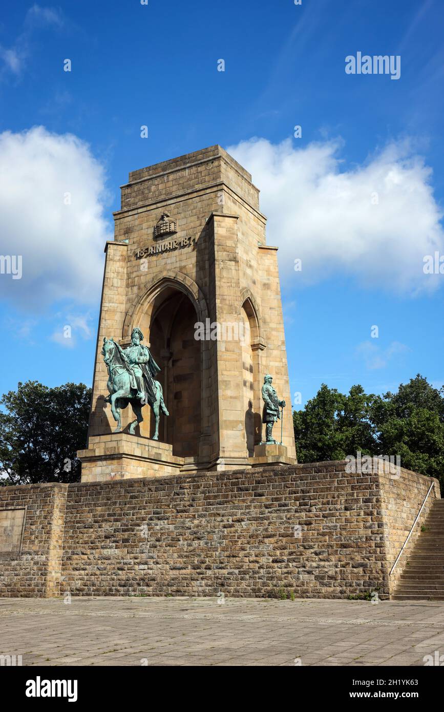 Dortmund, Renania Settentrionale-Vestfalia, Germania - Kaiser Wilhelm Monumento alla rovina Hohensyburg all'Hengsteysee. Foto Stock
