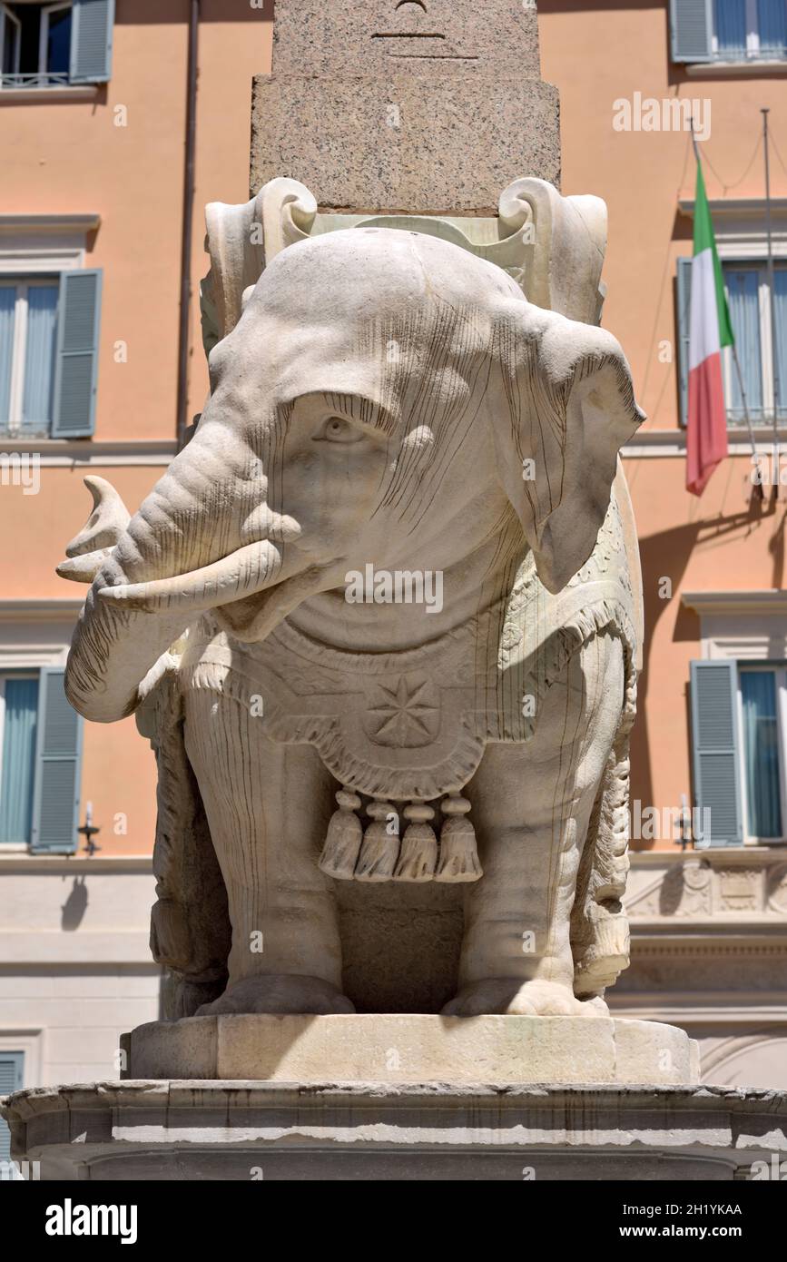 Italia, Roma, Piazza della Minerva, elefante Bernini e obelisco chiamato Pulcino della Minerva Foto Stock