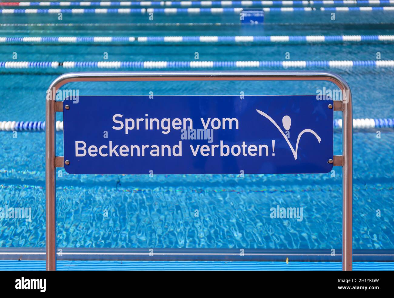 Hagen, Renania settentrionale-Vestfalia, Germania - vietato saltare dal bordo della piscina. Cartello di divieto sul bordo della piscina all'aperto Foto Stock