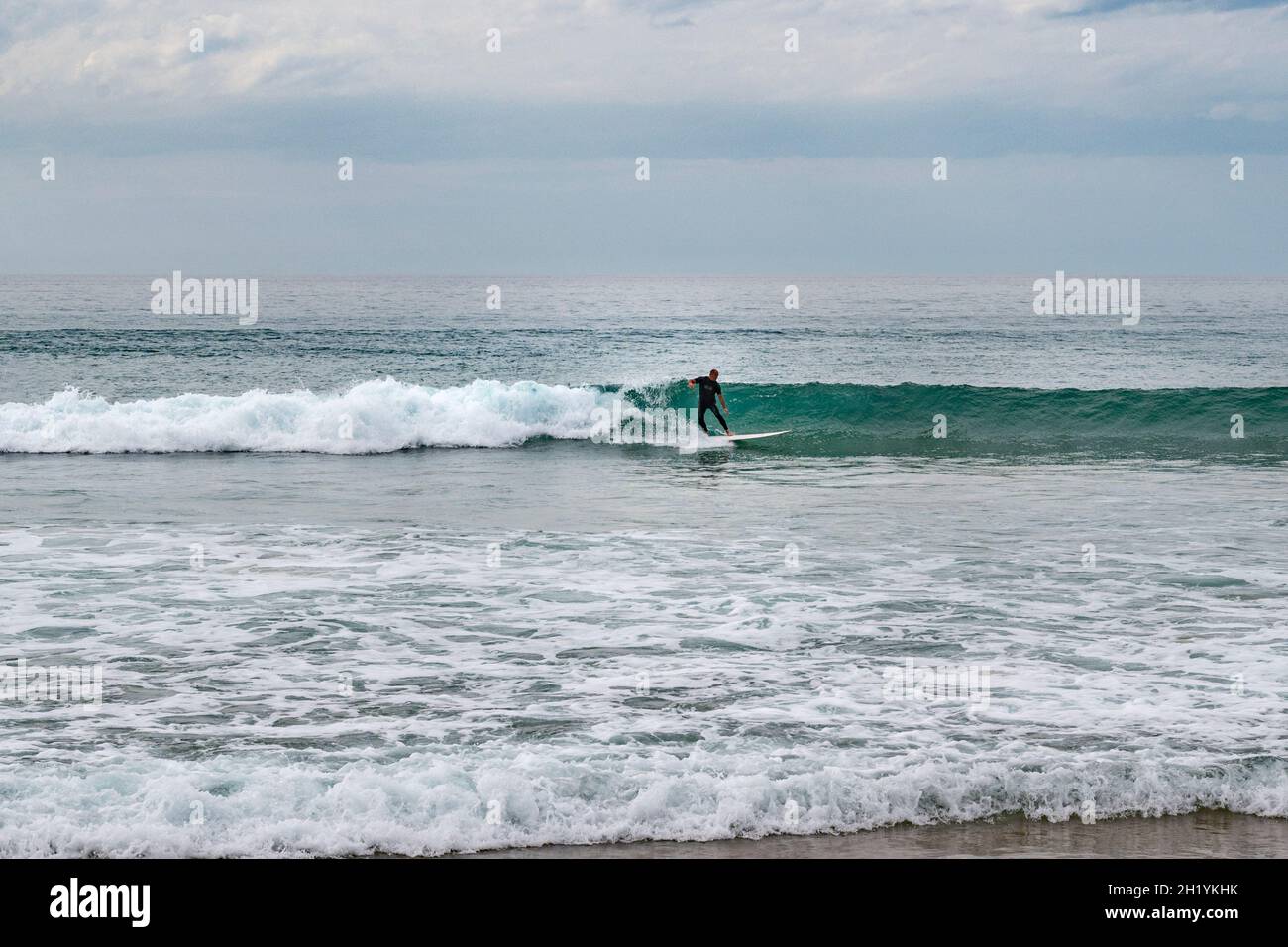 La spiaggia principale di Bidart - plage centrale o grande Place - è un luogo popolare per i surfisti e delimitato da clilffs, che si estende lungo la costa atlantica Foto Stock