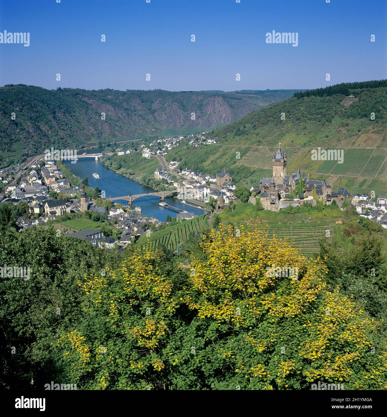 Vista sul fiume Mosella e vigneti con Cochem città e castello, Cochem, Renania-Palatinato, Germania, Europa Foto Stock