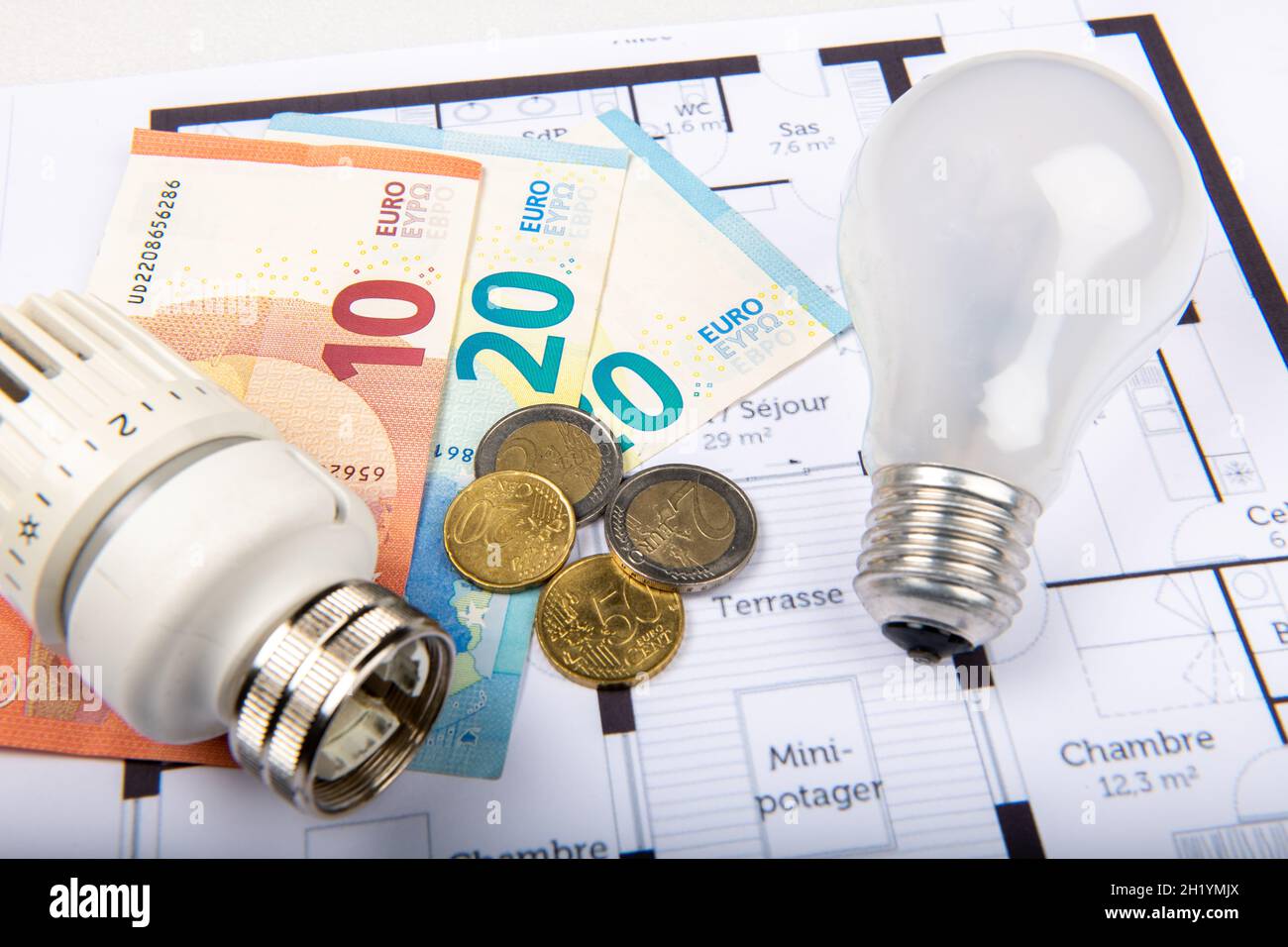 Progetto casa a risparmio energetico, denaro, termostato e lampadina in Francia Foto Stock