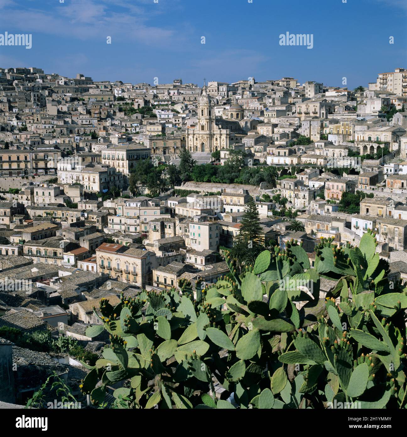 Vista sulla città barocca di Modica con la Cattedrale di San Giorgio, Modica, Provincia di Ragusa, Sicilia, Italia, Europa Foto Stock