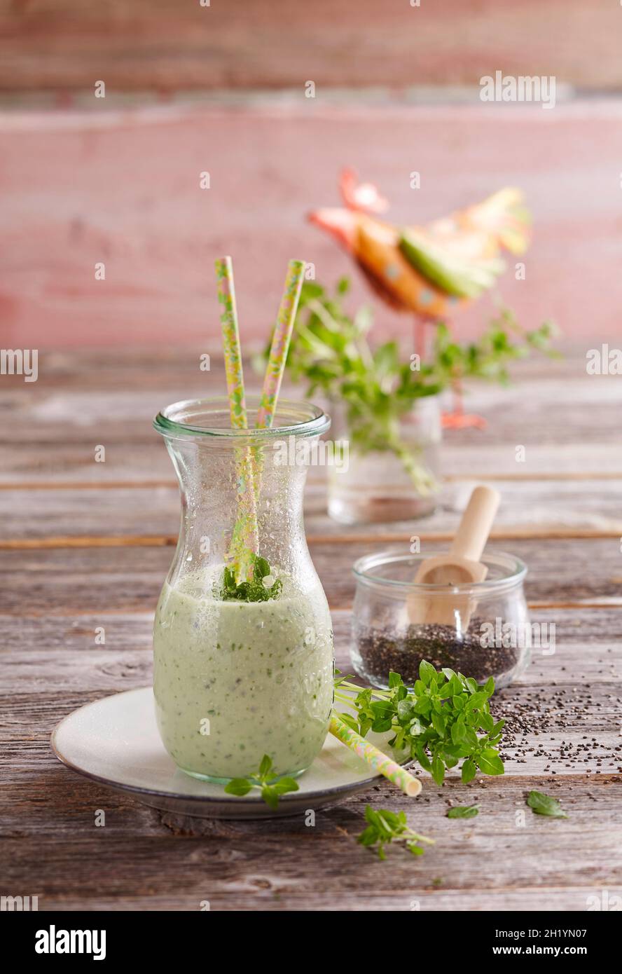 Un frullato basilico con semi di chia, yogurt, banana, latte e lime Foto Stock