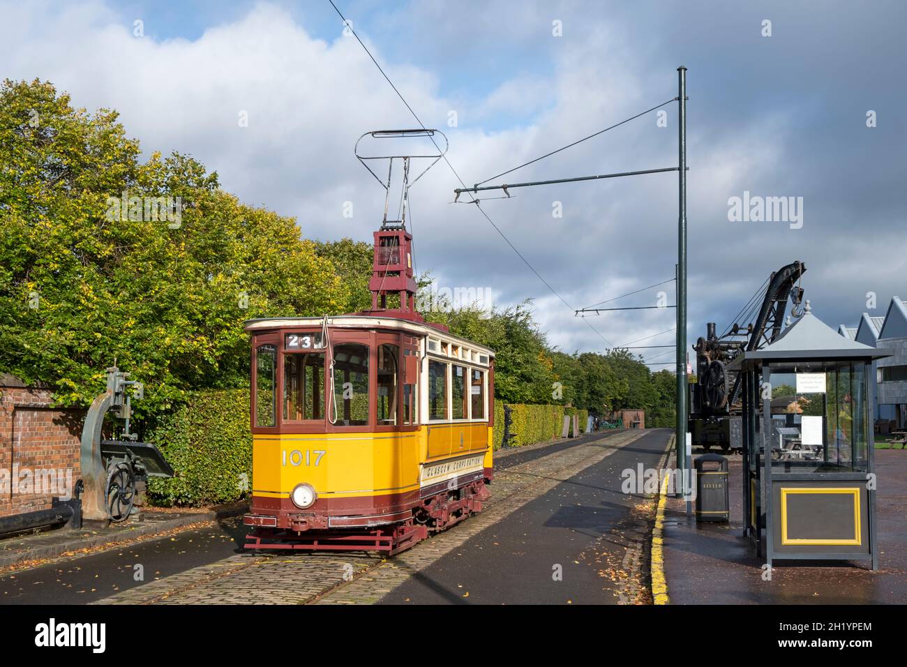 Vecchio tram No.1017 visto al Summerlee Museum of Scottish Industrial Life, Coatbridge, Glasgow Foto Stock