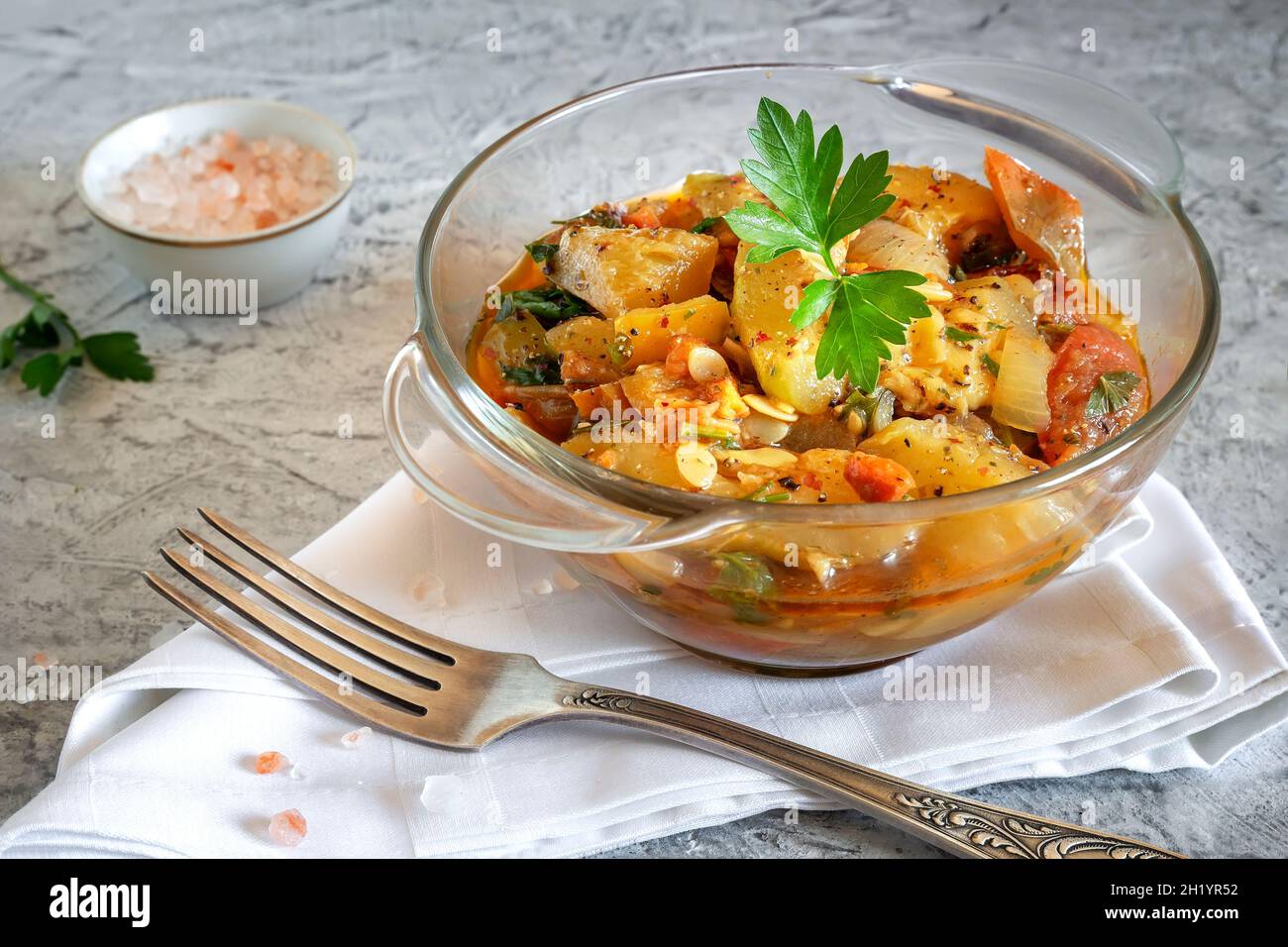 Deliziosi zucchini fritti in un piatto sul tavolo Foto Stock