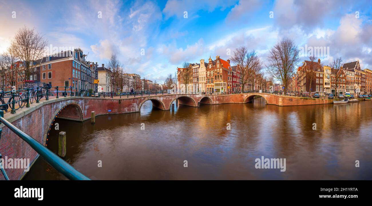 Amsterdam, Olanda skyline sui ponti e canali al crepuscolo. Foto Stock