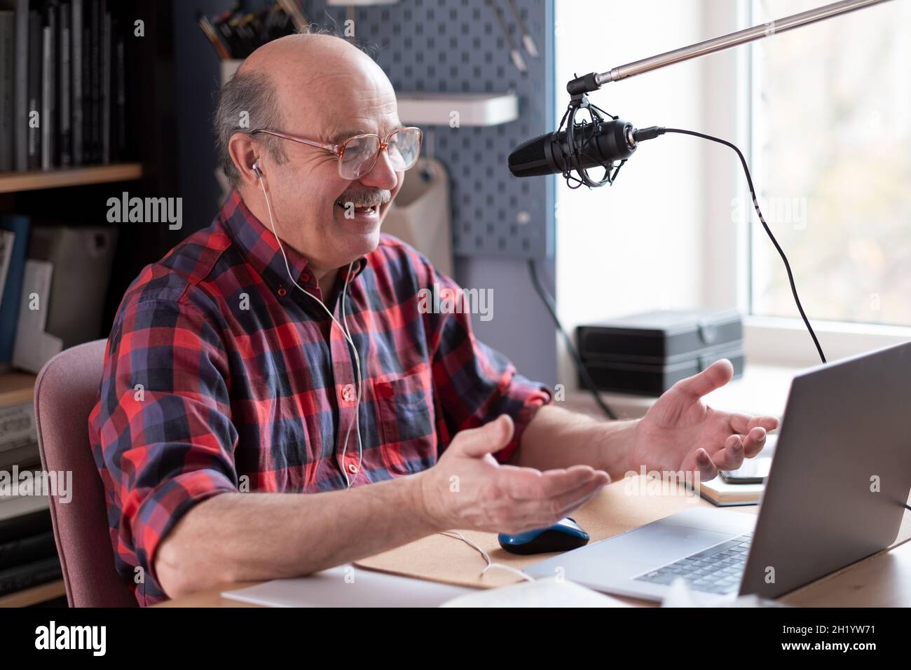 Sorridente nonno anziano che parla con la webcam in videochat siediti a casa Foto Stock