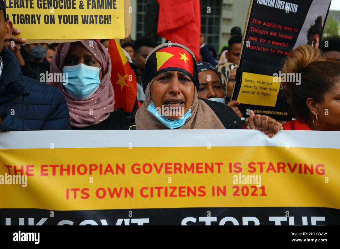 Londra, Regno Unito. 19 Ott 2021. Protesta fuori da Downing Street contro i leader non eletti di Etiopia ed Eritrea che combattono la guerra genocida nella regione di Tigray, Etiopia. Credit: JOHNNY ARMSTEAD/Alamy Live News Foto Stock