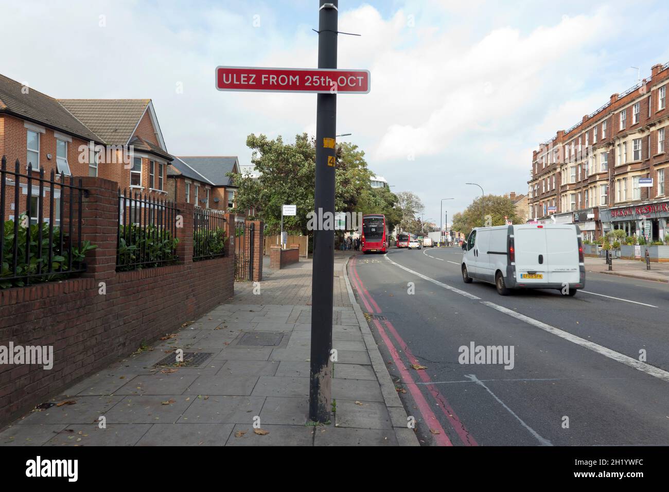 Un cartello su Bromley Road Lewisham segnala che la zona a bassissima emissione verrà ampliata per coprire l'area interna di Londra all'interno delle strade circolari N e S. Foto Stock