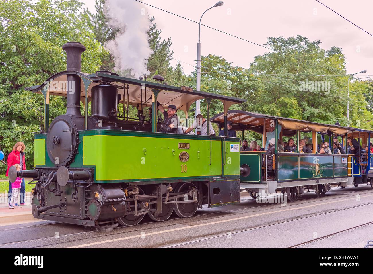BRNO, REPUBBLICA CECA - 28 ago 2021: Un vecchio tram storico ristrutturato funzionale, trasportando passeggeri Foto Stock