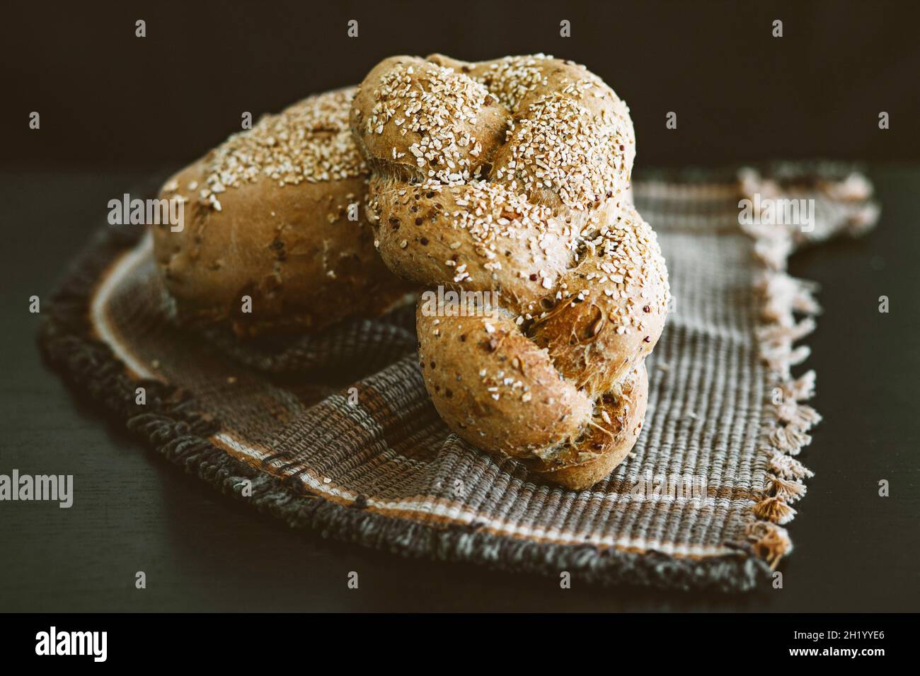 Rotoli integrali con semi e grani interi Foto Stock