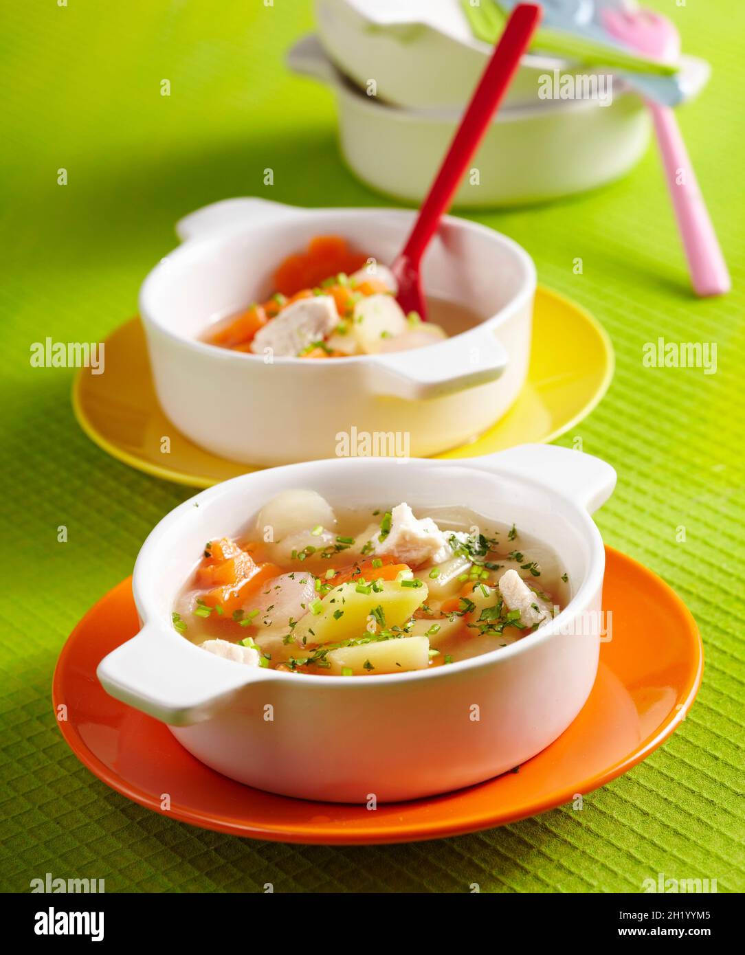 Stufato di verdure colorato con verdure, carote, kohlrabi, patate e pollo Foto Stock