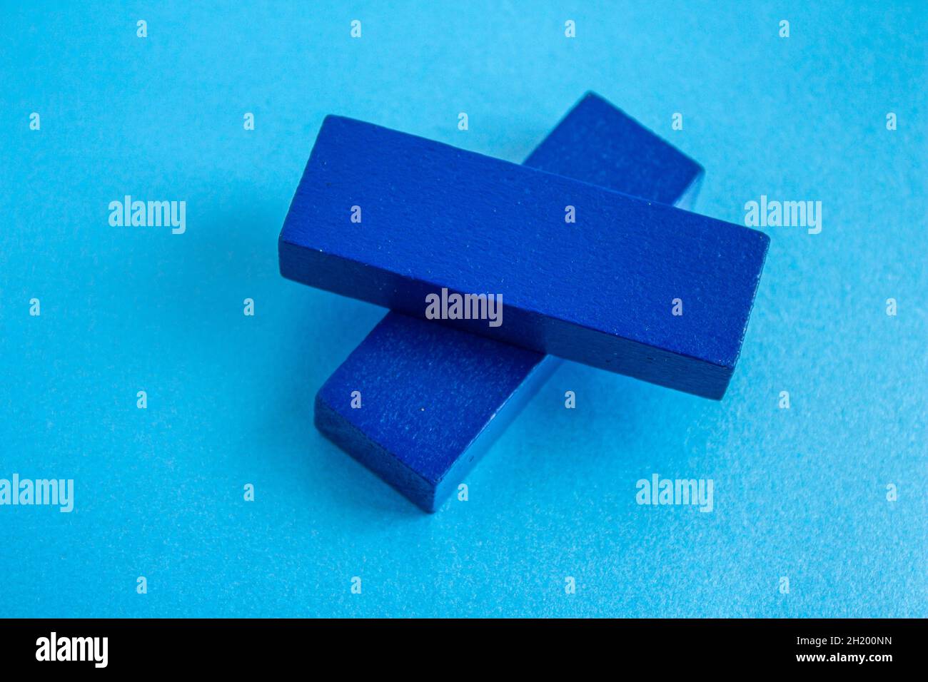 Blocchi di legno blu marino, vista dall'alto di blocchi di legno blu marino isolati su sfondo blu. Foto Stock