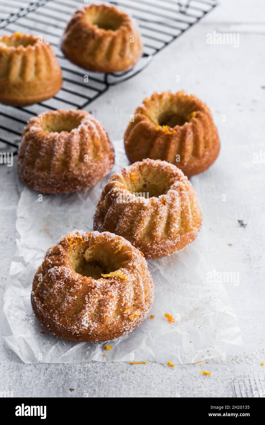 Mini bundt dolci alla cannella e all'arancia Foto Stock