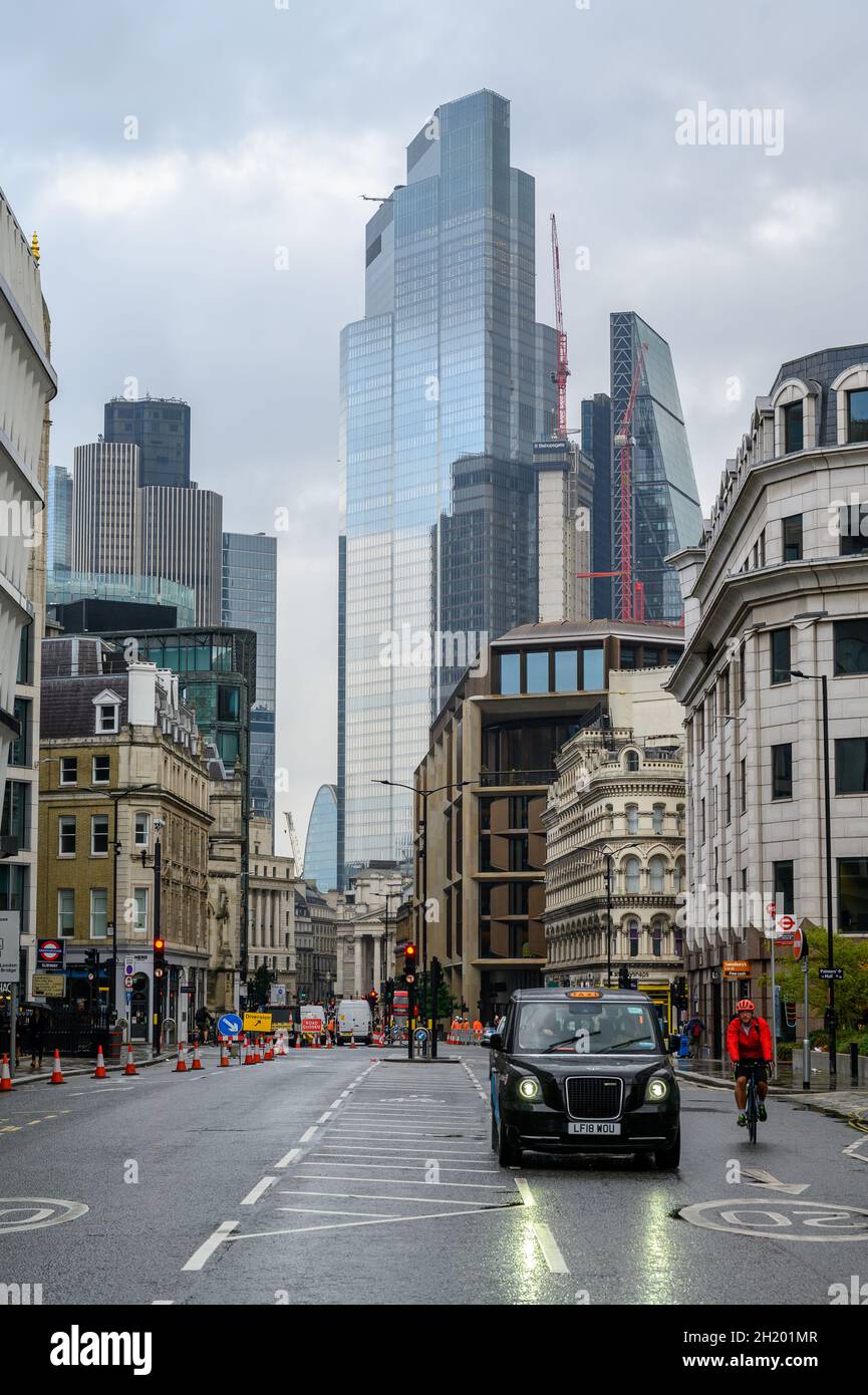 Twentytwo e gli edifici di Leadenhall accanto a 8 Bishopsgate sito di costruzione vista dalla Queen Victoria St nella City of London, Inghilterra. Foto Stock
