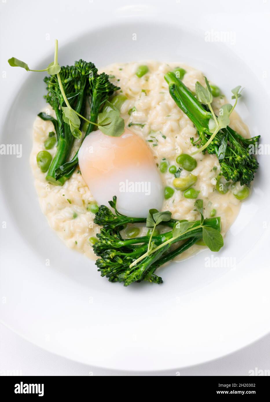 Risotto con broccoli e uova in camicia Foto Stock