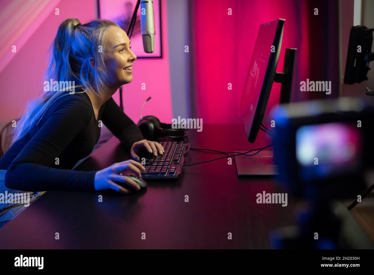 Professionista esport gamer ragazza streaming vlog e gioca online video gioco su PC Foto Stock