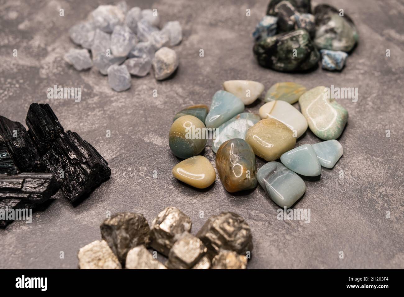 Varietà di semi-preziosi minerali o pietre preziose Foto stock - Alamy