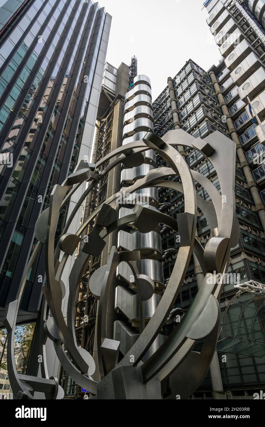 La Roundhouse, scultura in acciaio inossidabile di Joel Perlman, si trova tra gli edifici Lloyds, Willis e Scalpel nella città di Londra, in Inghilterra. Foto Stock