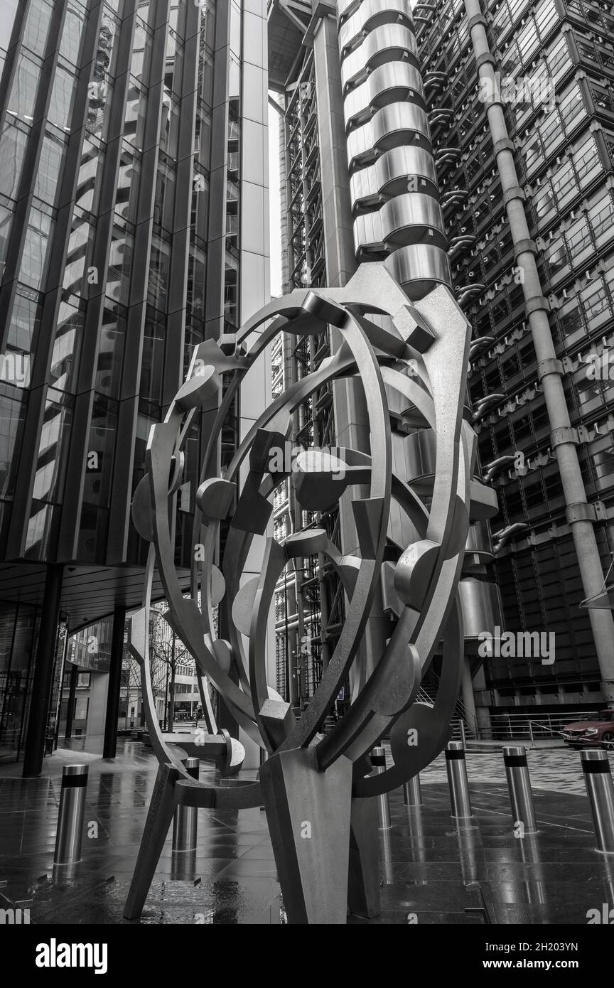 La Roundhouse, scultura in acciaio inossidabile di Joel Perlman, si trova tra gli edifici Lloyds, Willis e Scalpel nella città di Londra, in Inghilterra. Foto Stock