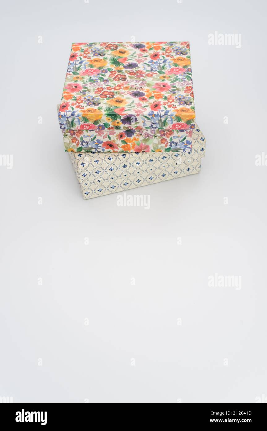 scatole decorate in cartone con coperchio sulla parte superiore su sfondo  bianco Foto stock - Alamy