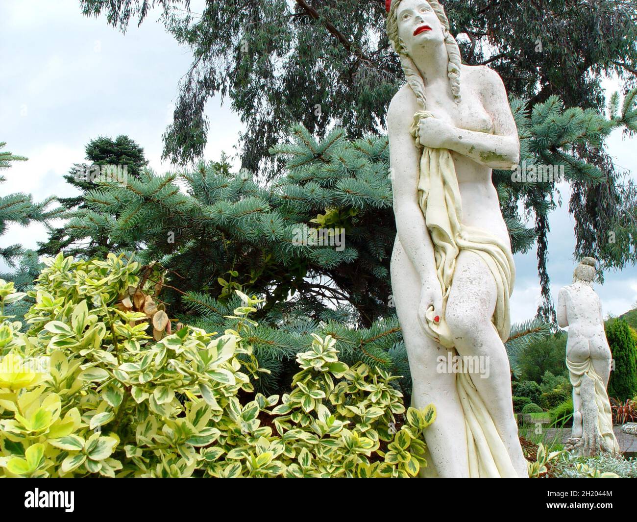 Un parco a tema sbiadito sul bordo del fiume Wye. Statue di cemento rotto appiccicoso, edifici in miniatura di cemento su scala, gnomes giardino aspetto arrabbiato, un giro pazzo guardando su anatra di vetroresina. Il tutto aggiunge un'esperienza desolata ai vicini camper caravan. Foto Stock