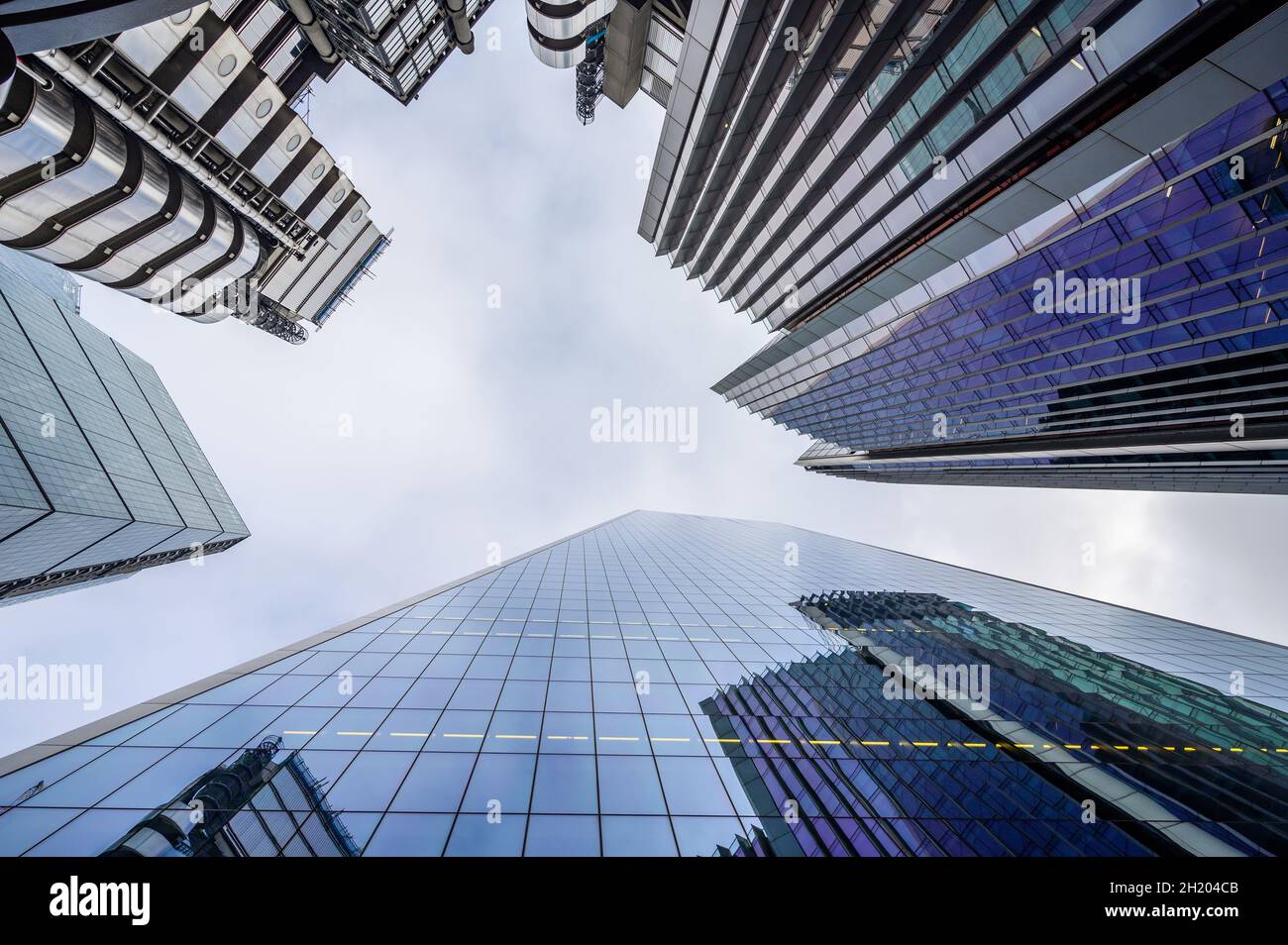 Guardando verso l'alto i blocchi di uffici skyward di Lloyd's, Willis Towers Watson, il Scalpel e il Cheesegrater; City of London, Inghilterra. Foto Stock