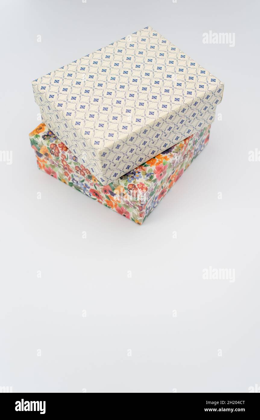 scatole decorate in cartone con coperchio sulla parte superiore su sfondo  bianco Foto stock - Alamy