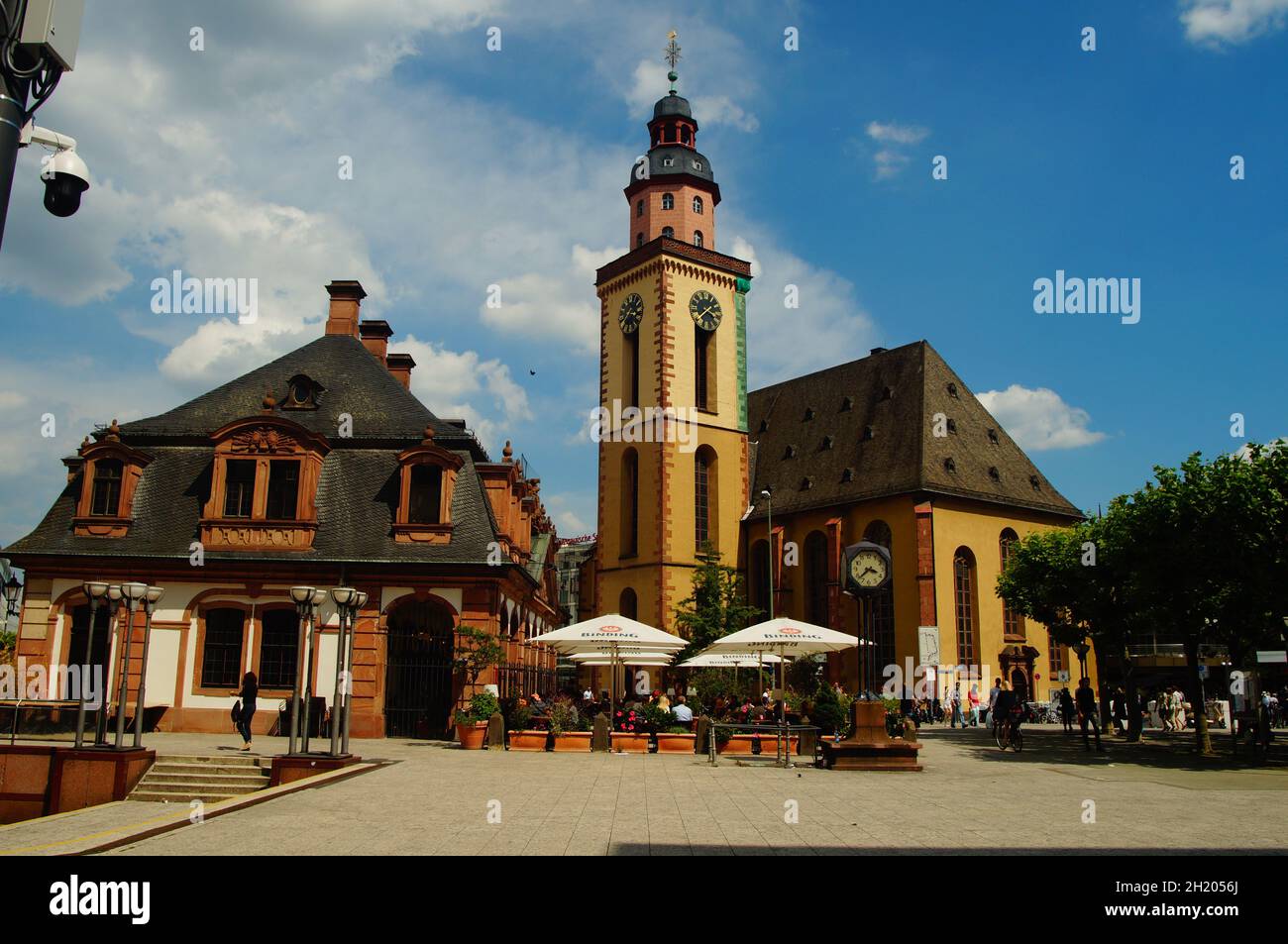 FRANCOFORTE, GERMANIA - 03 luglio 2021: Hauptwache e Katharinenkirche, Chiesa di Santa Caterina, a Francoforte, Germania. Bel contrasto contro un blu Foto Stock