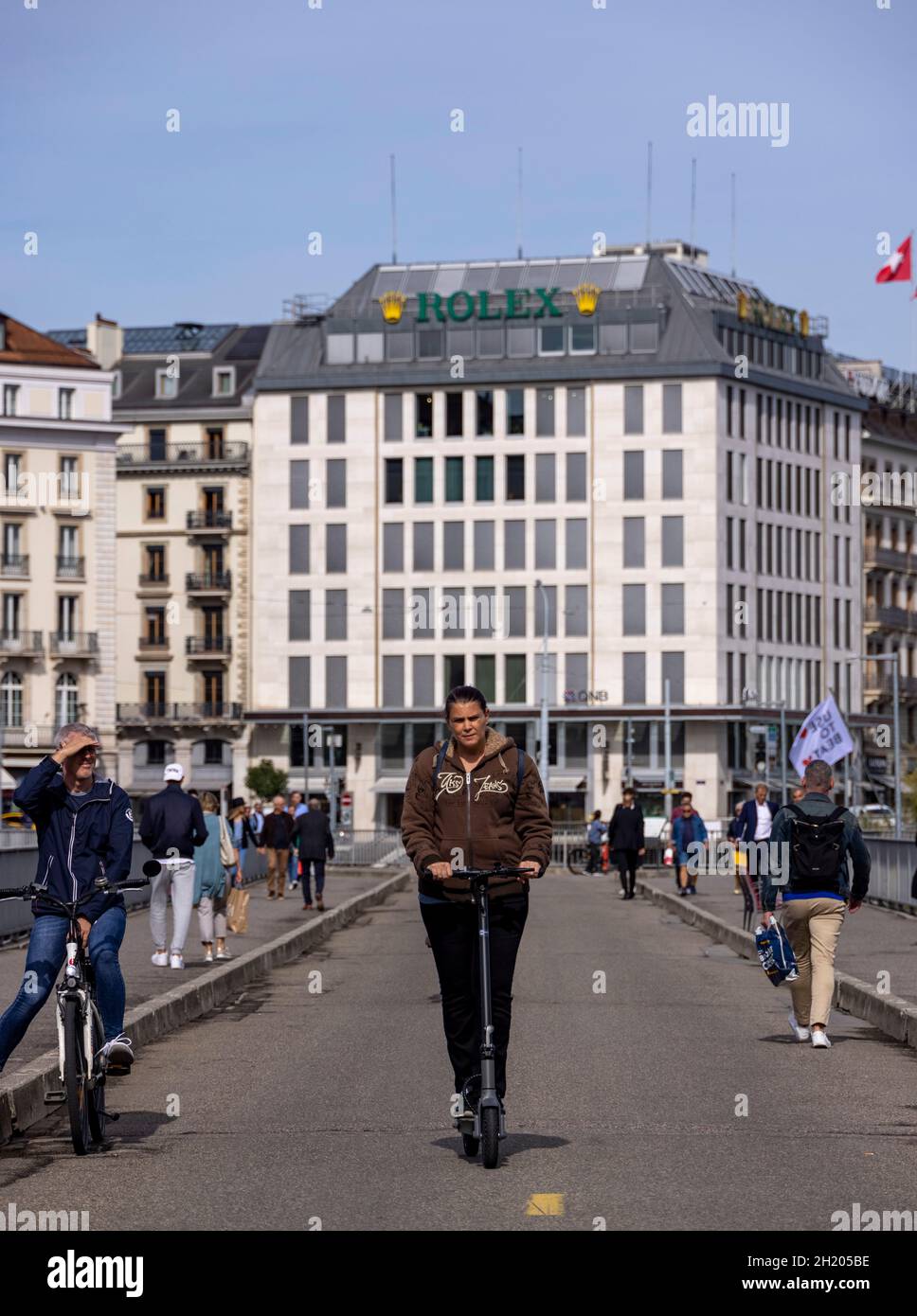 Uomo su scooter elettrico su Pont de la Machine, Ginevra, Svizzera Foto Stock
