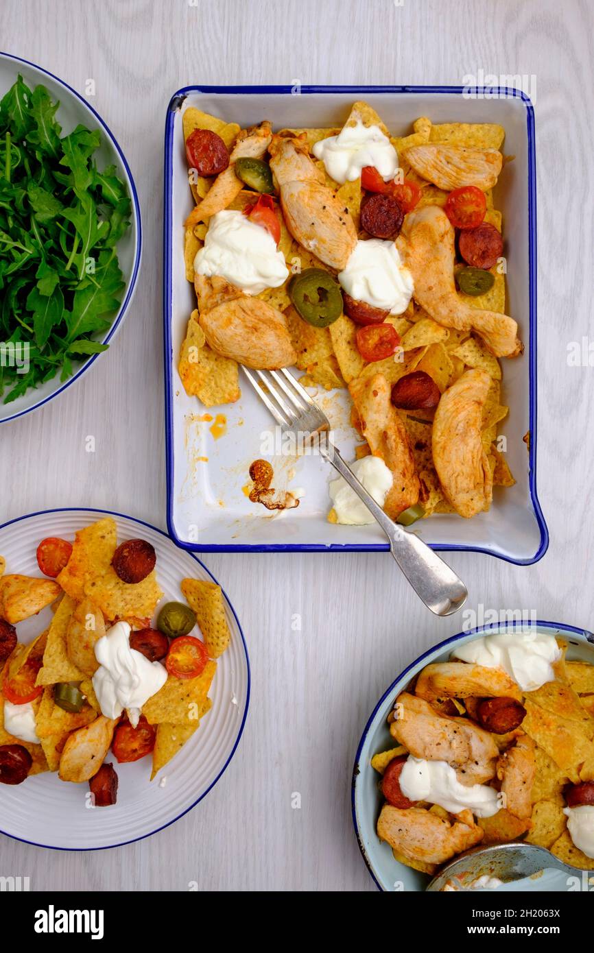 Nachos a una pentola con pollo, chorizo, jalapenos e pomodori ciliegini Foto Stock