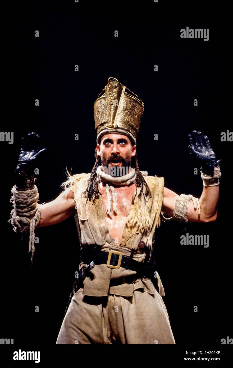 Antony Sher (Tamburlaine) in TAMBURLAINE IL GRANDE di Christopher Marlowe alla Royal Shakespeare Company (RSC), Swan Theatre, Stratford-upon-Avon, Inghilterra 01/09/1992 design: Johan Engels illuminazione: Wayne Dowdeswell movimento: Welcome Msomi Figures: Johnny Hutch regista: Terry Hands Foto Stock