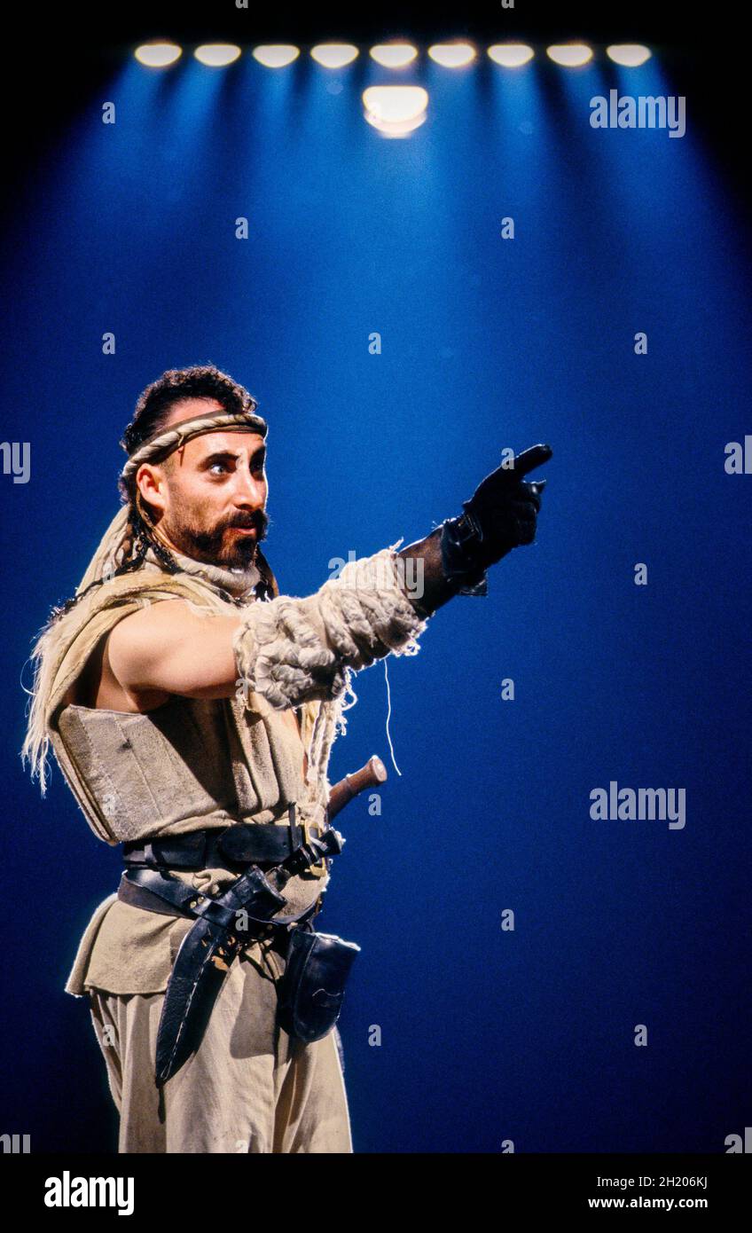 Antony Sher (Tamburlaine) in TAMBURLAINE IL GRANDE di Christopher Marlowe alla Royal Shakespeare Company (RSC), Swan Theatre, Stratford-upon-Avon, Inghilterra 01/09/1992 design: Johan Engels illuminazione: Wayne Dowdeswell movimento: Welcome Msomi Figures: Johnny Hutch regista: Terry Hands Foto Stock