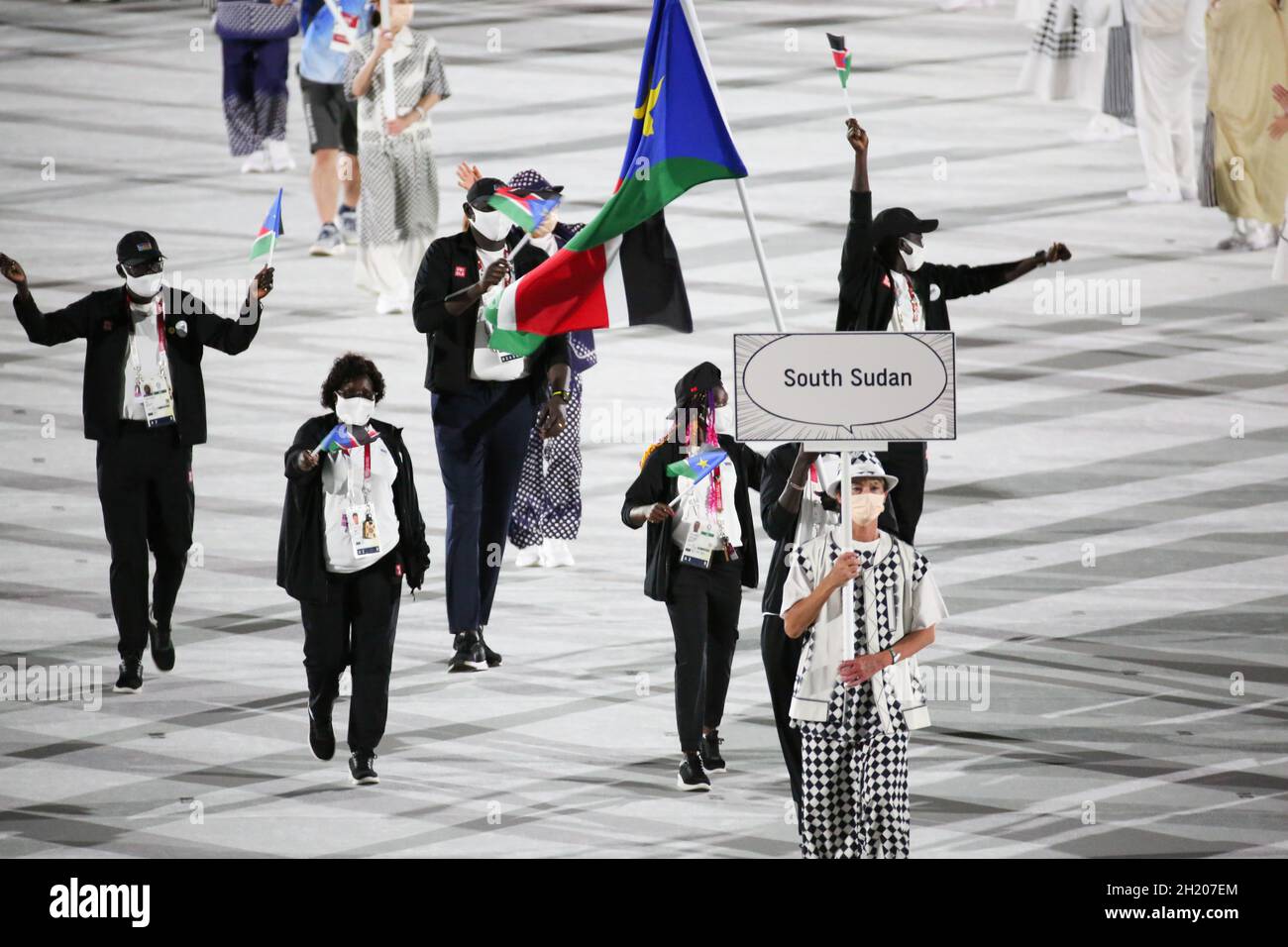 23 LUGLIO 2021 - TOKYO, GIAPPONE: I portatori di bandiera del Sud Sudan Lucia Moris e Abraham Guem entrano nello Stadio Olimpico con la loro delegazione durante il Par Foto Stock