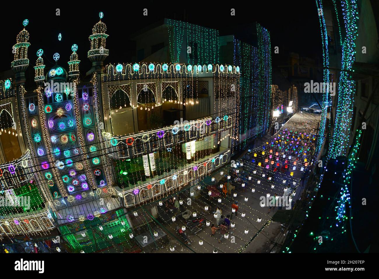 Una splendida vista della Grande Moschea Hazrat Shah Inayet Qadri illuminata con luci colorate in connessione con le celebrazioni del 12 Rab-ul-Awal (Eid Milad-un-Nabi) a Lahore. La nazione e in tutto il mondo celebrano l'anniversario della nascita (Eid Milad-un-Nabi) del santo profeta Muhammad (Pace su di lui) nato nell'anno 570, il 12 di Rabi-ul-Awwal con zelo religioso, fervore ed entusiasmo in tutto il paese. Migliaia di musulmani pakistani parteciperanno martedì alle processioni religiose, alle cerimonie e alla distribuzione di pasti gratuiti tra i poveri. La congrega di Milad-un-Nabi Foto Stock