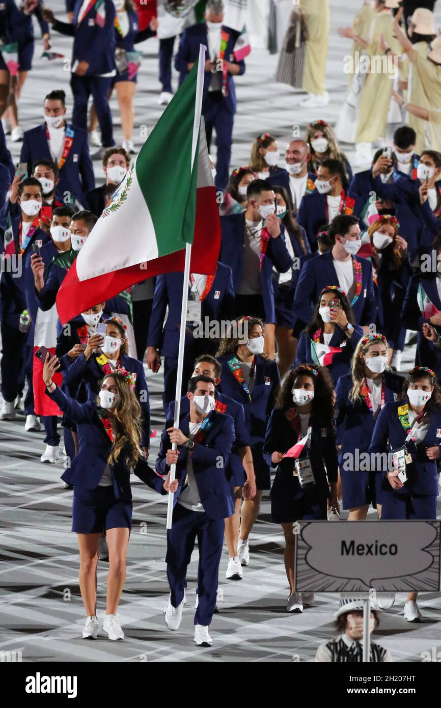 23 LUGLIO 2021 - TOKYO, GIAPPONE: I portacolori di bandiera del Messico Gabriela López e Rommel Pacheco entrano nello Stadio Olimpico con la loro delegazione durante il Par Foto Stock