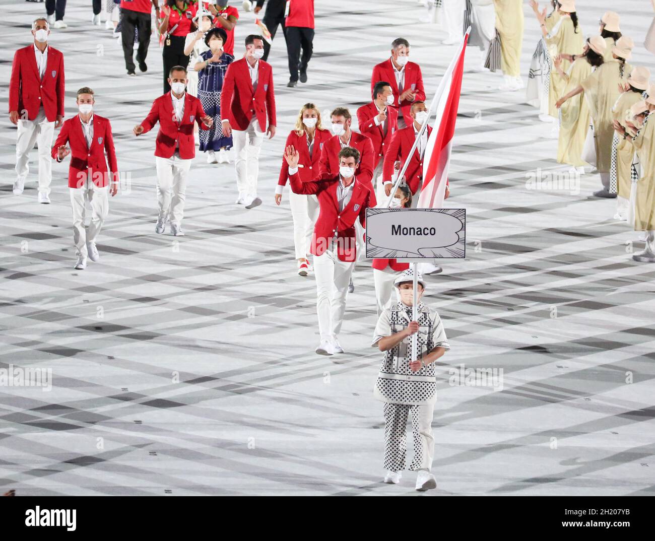 23 LUGLIO 2021 - TOKYO, GIAPPONE: I portacolori di bandiera di Monaco Quentin Antognelli e Xiaoxin Yang entrano nello Stadio Olimpico con la loro delegazione durante la P Foto Stock