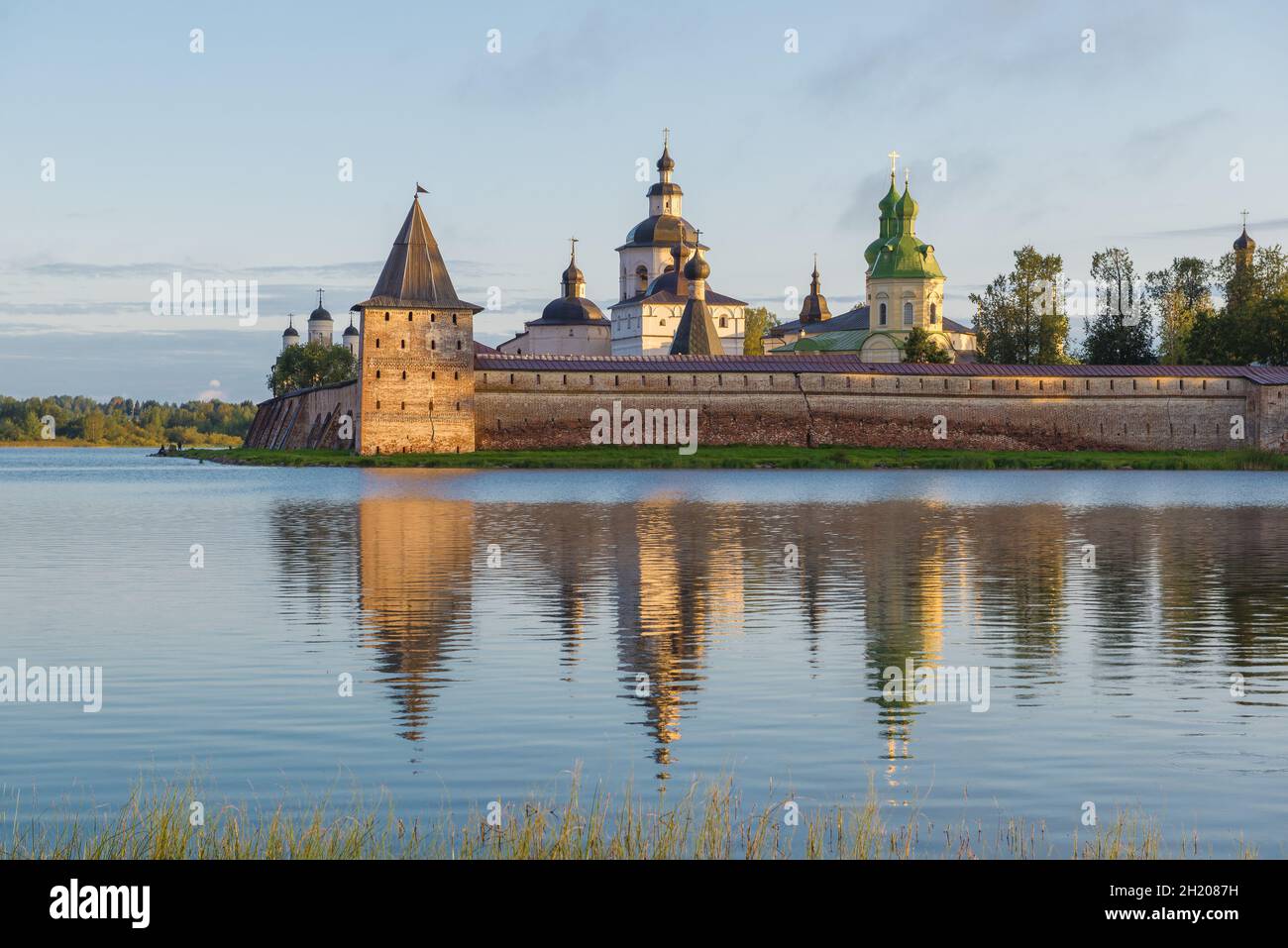 Mattina di agosto presso l'antico monastero di Kirillo-Belozersky. Regione di Vologda, Russia Foto Stock