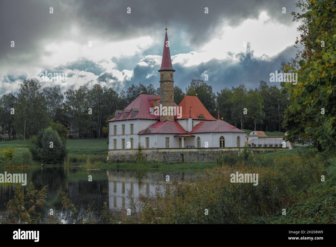 Vista del Palazzo Priorato in un nuvoloso giorno di settembre. GATCHINA, regione di Leningrado. Russia Foto Stock