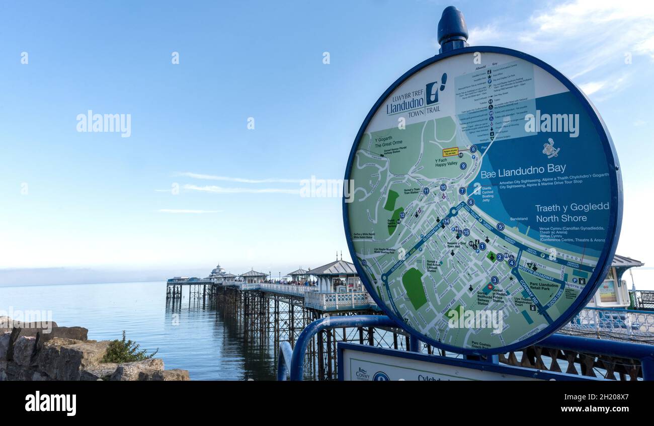 Insolito mappa pubblica della città di Llandudno - scheda di informazioni turistiche - con il molo di piacere sullo sfondo, Llandudno, Galles del Nord, Galles, Regno Unito Foto Stock