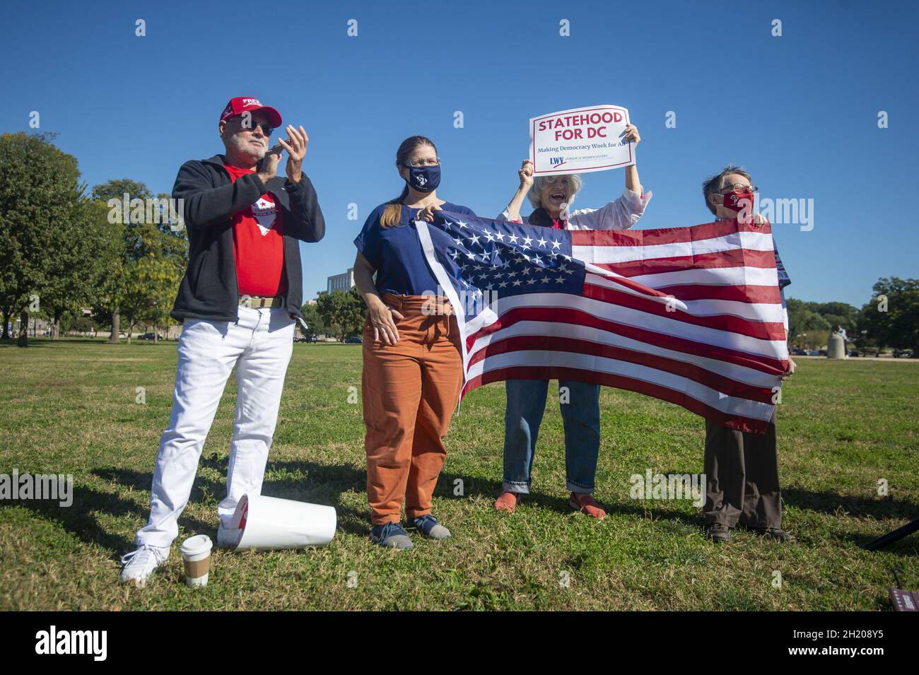 Washington, Stati Uniti. 19 Ott 2021. I partecipanti di una Lega delle Donne elettori radunano segnali e una bandiera a 51 stelle a sostegno della DC statehood fuori del Campidoglio degli Stati Uniti a Washington, DC., martedì 19 ottobre 2021. Foto di Bonnie Cash/UPI Credit: UPI/Alamy Live News Foto Stock
