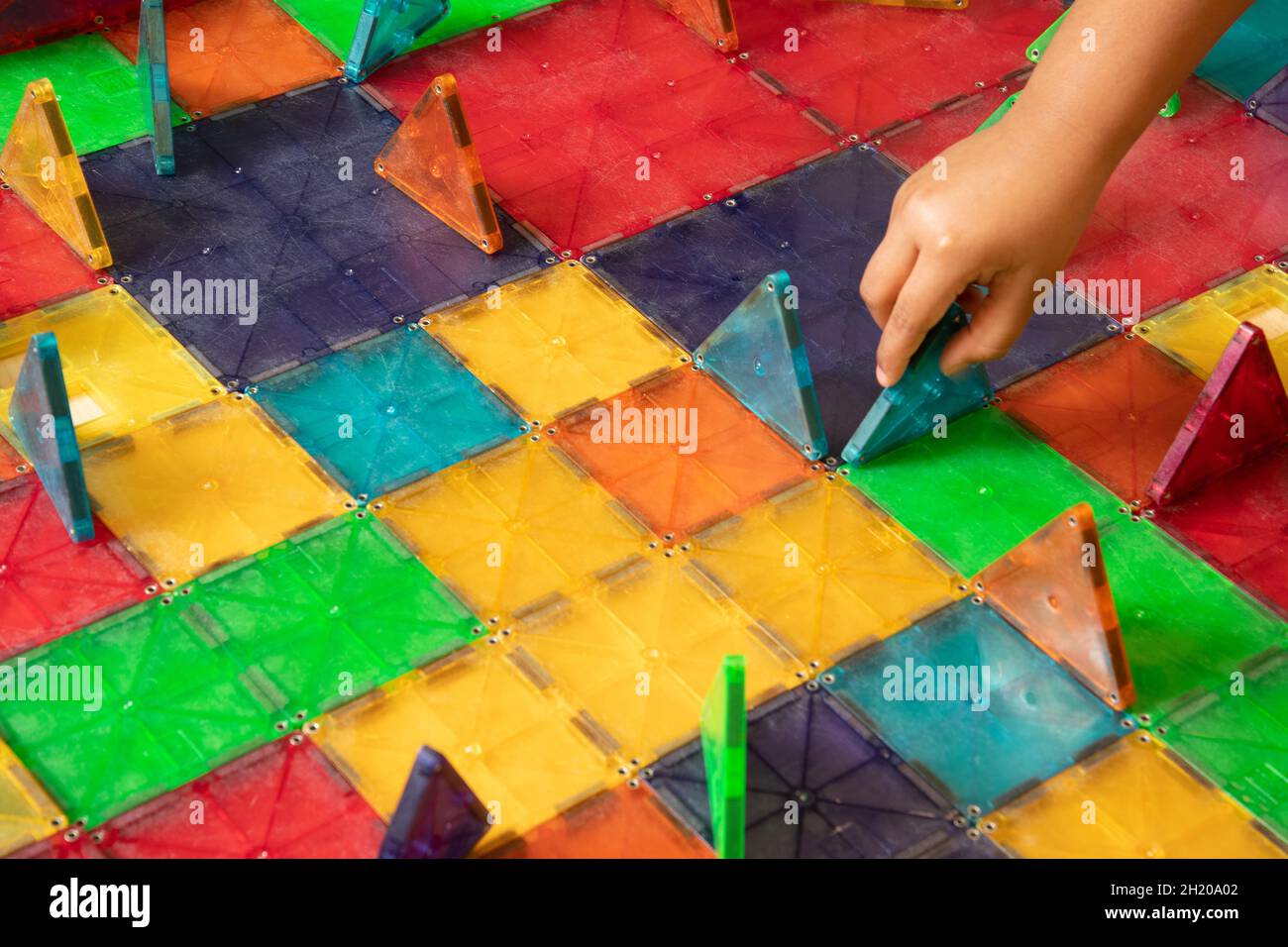 Istruzione Preschool 3-4 anni primo piano di costruzione di piastrelle magnetiche, pezzo di messa a punto a mano del bambino Foto Stock