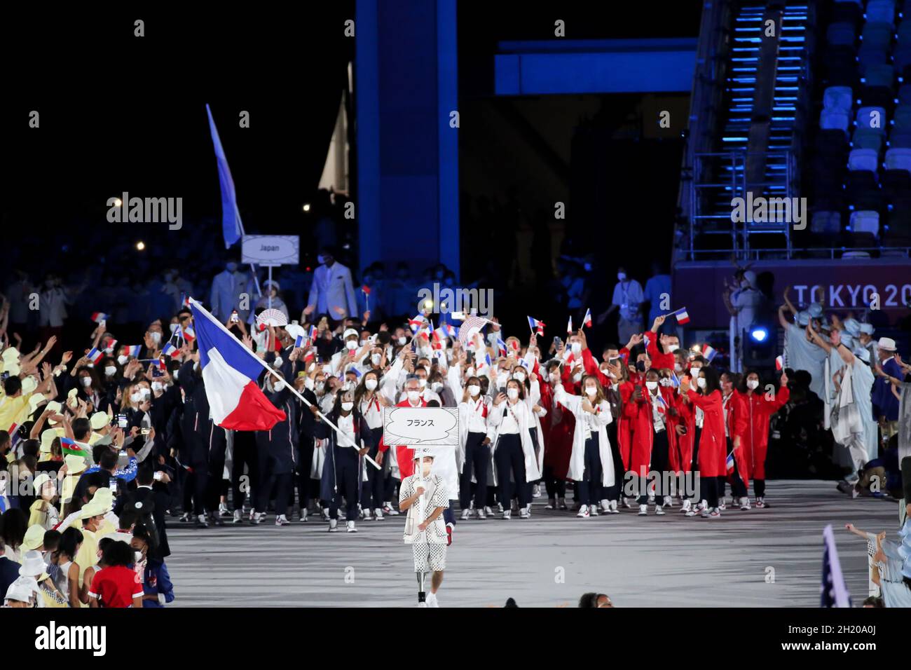 23 LUGLIO 2021 - TOKYO, GIAPPONE: I baristi francesi Clarisse Agbegnenou ed Eddy Alvarez entrano nello Stadio Olimpico con la loro delegazione durante il Foto Stock