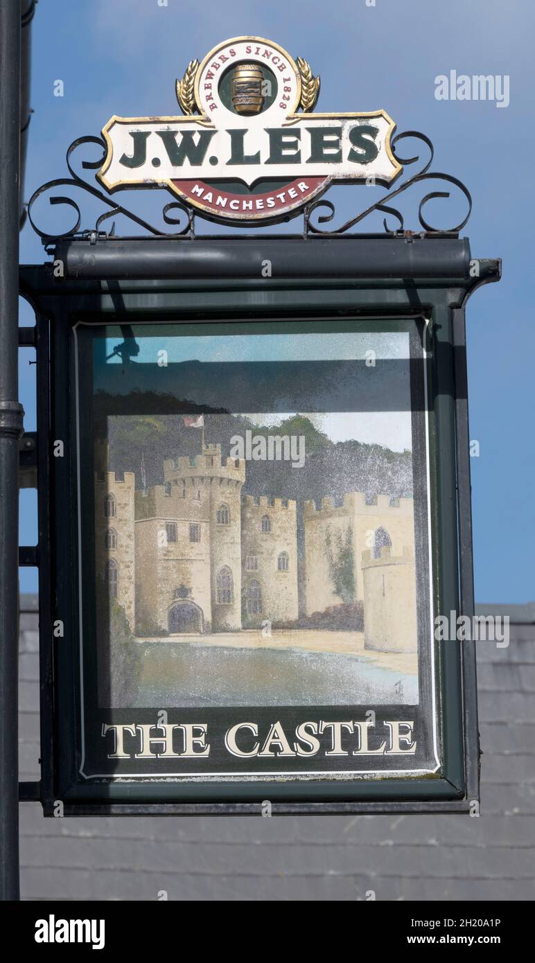 Tradizionale appeso pub segno al Castle Hotel a J. W. Lees casa pubblica, Abergele, Denbighshire, Galles del Nord, Galles, REGNO UNITO Foto Stock